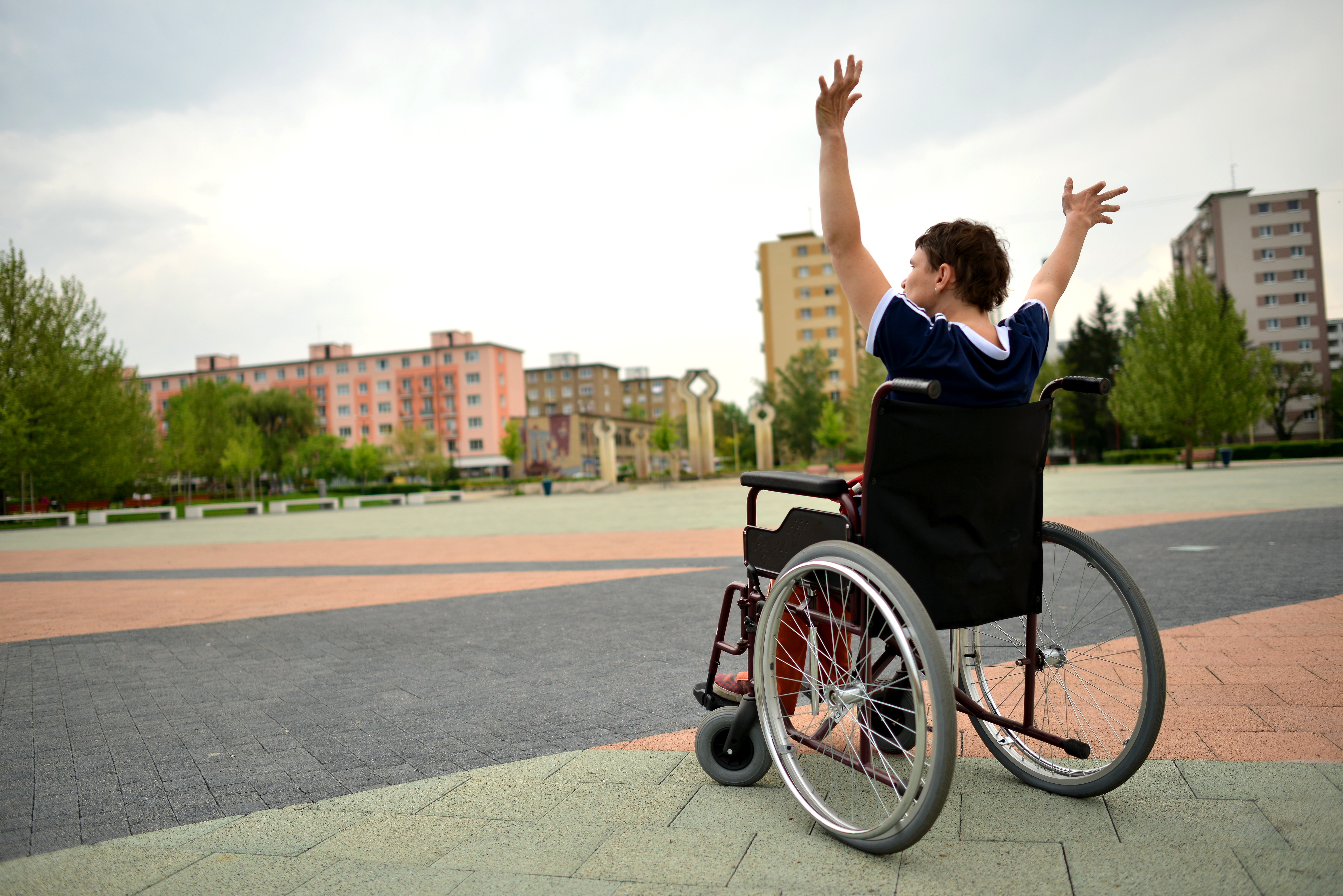 Инвалидность помогу. Инвалид. Люди с инвалидностью. Счастливые инвалиды. Коляска для инвалидов.